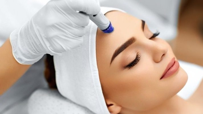 کلینیک زیبایی در پردیس؛ راهنمای انتخاب پزشک و مرکز مناسب برای خدمات زیبایی