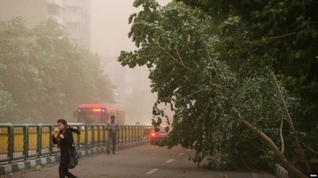 در توفان البرز و تهران دو نفر مصدوم شدند