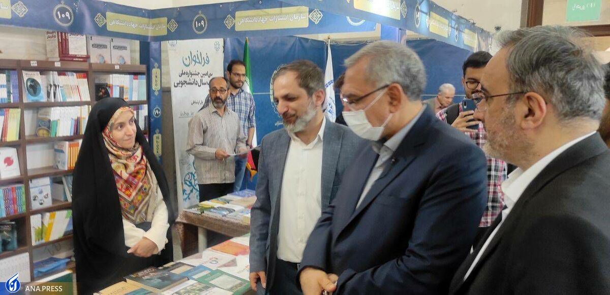 بازدید وزیر بهداشت از نمایشگاه کتاب تهران/ اجرای طرح “کتابخانه سفید” در مراکز بهداشتی و درمانی