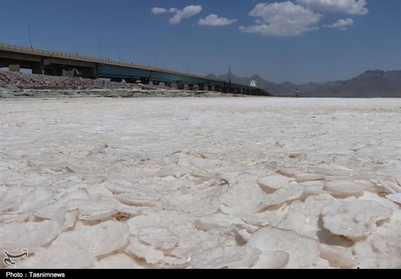 ادامه مالچ‌پاشی در “دریاچه ارومیه” تهدید جدی را متوجه اکوسیستم و تنوع زیستی منطقه خواهد کرد
