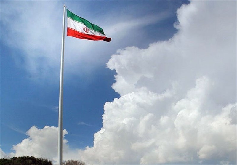 “بزرگترین پرچم جمهوری اسلامی” در عباس‌آباد به اهتزاز درآمد