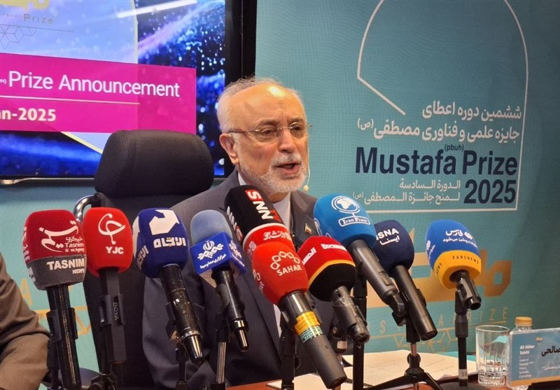 اعطای مدال دانشمند جوان با پشتوانه وقف علمی پروفسور شاهین و فرخزاد