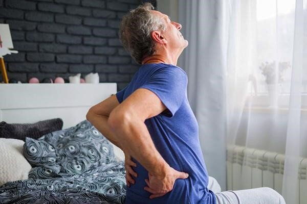 نشستن نادرست از علل مهم بروز آرتروز و دیسک کمر در بزرگسالی