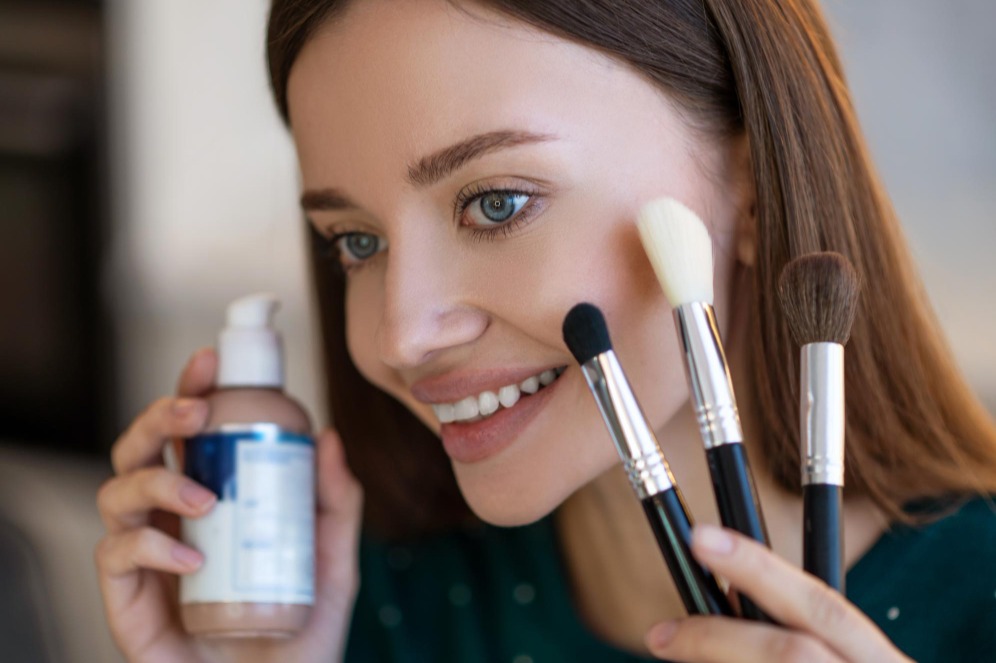 راهنمای کامل انتخاب و استفاده از فیکساتور و کانسیلر حرفه‌ای برای آرایش ماندگار